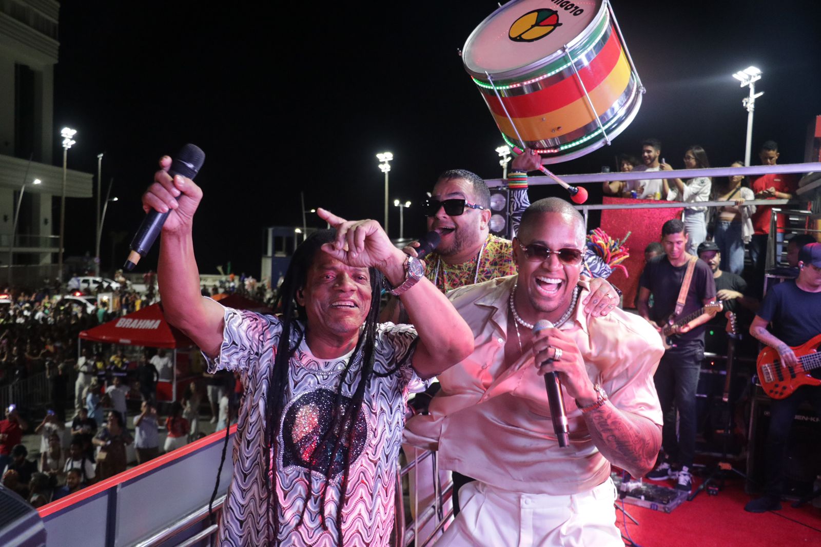  Leo Santana e Olodum agitam Farol da Barra em lançamento de carnaval Brahma; veja fotos